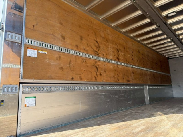 UDトラックス（日産） クオン 大型 ウィング 2PG-CG5CA(102865) 12枚目