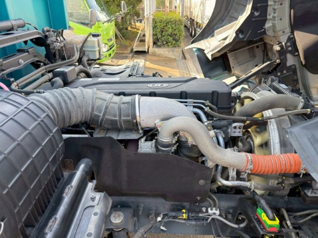 UDトラックス（日産） クオン 大型 ウィング 2PG-CG5CA(102865) 25枚目