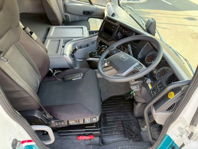 UDトラックス（日産） クオン 大型 ウィング 2PG-CG5CA(102865) 31枚目