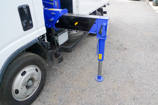 マツダ タイタン 小型 平ボディ（クレーン付） TKG-LMR85N(102968) 11枚目