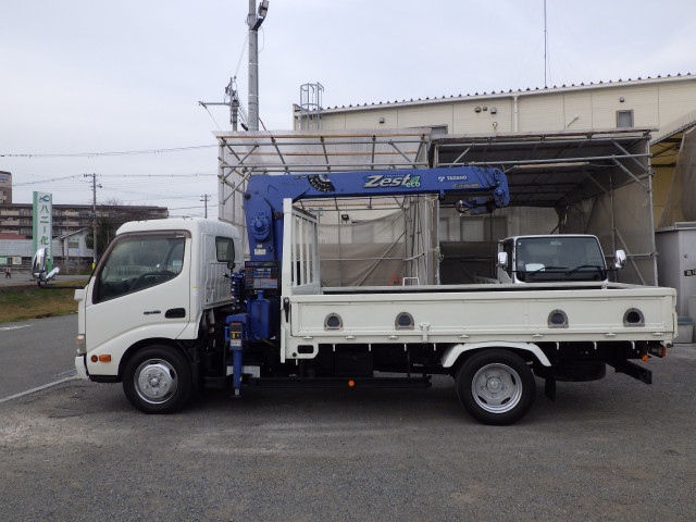 日野 デュトロ 小型 平ボディ（クレーン付） TKG-XZU650M(103085) 3枚目