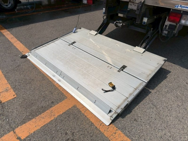 いすゞ フォワード 中型 冷蔵冷凍バン 2PG-FRR90T2(103163) 6枚目