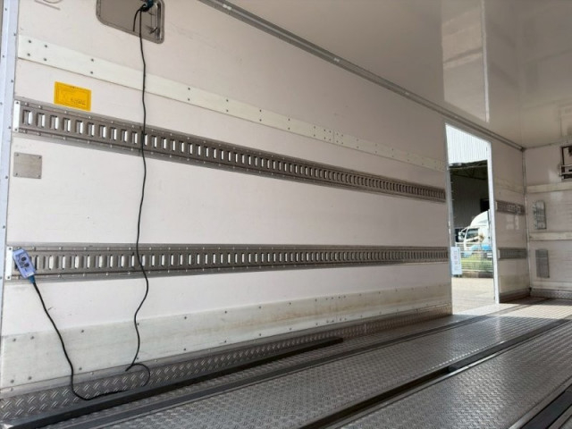 いすゞ フォワード 中型 冷蔵冷凍バン 2PG-FRR90T2(103163) 9枚目