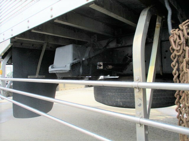 UDトラックス（日産） クオン 大型 冷蔵冷凍バン QKG-CD5ZA(9276) 12枚目