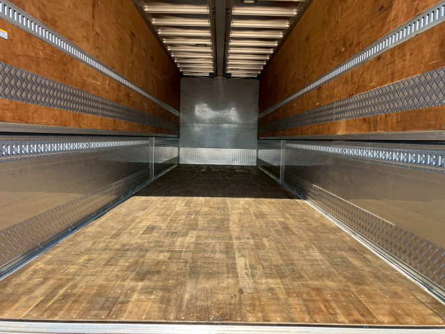 UDトラックス（日産） クオン 大型 ウィング 2PG-CG5CA(103393) 16枚目