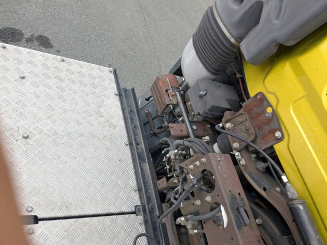 UDトラックス（日産） クオン 大型 トラクタ QKG-GK6XAB(103439) 17枚目