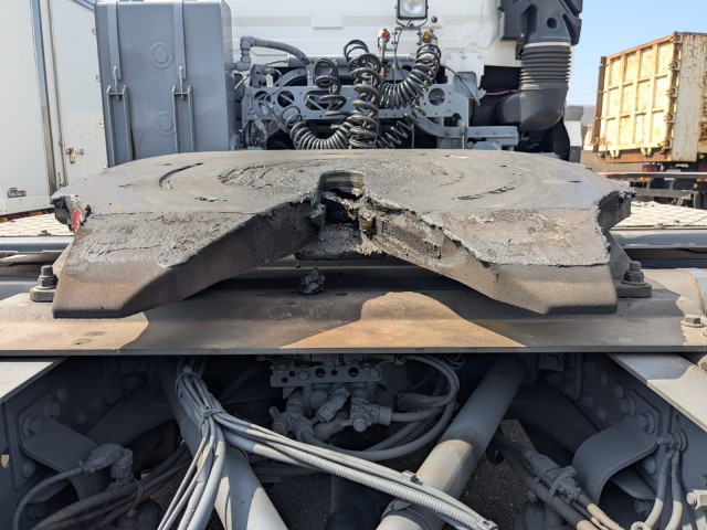 UDトラックス（日産） クオン 大型 トラクタ 2RG-GK5DAB(103658) 9枚目