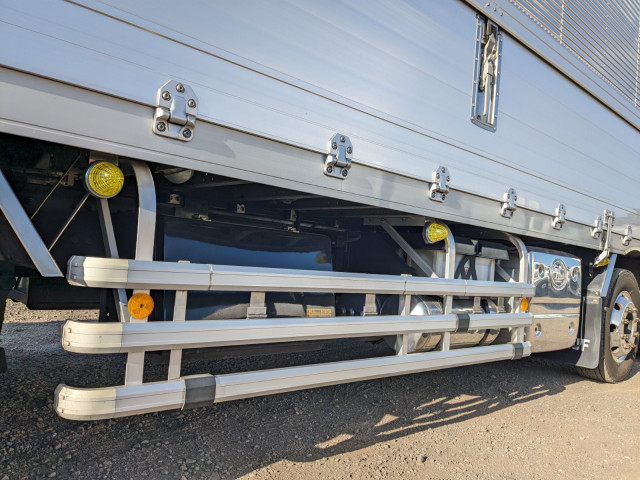 UDトラックス（日産） クオン 大型 ウィング 2PG-CG5CA(103665) 36枚目