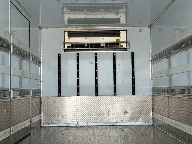 いすゞ フォワード 中型 冷蔵冷凍バン 2PG-FRR90T2(103679) 17枚目