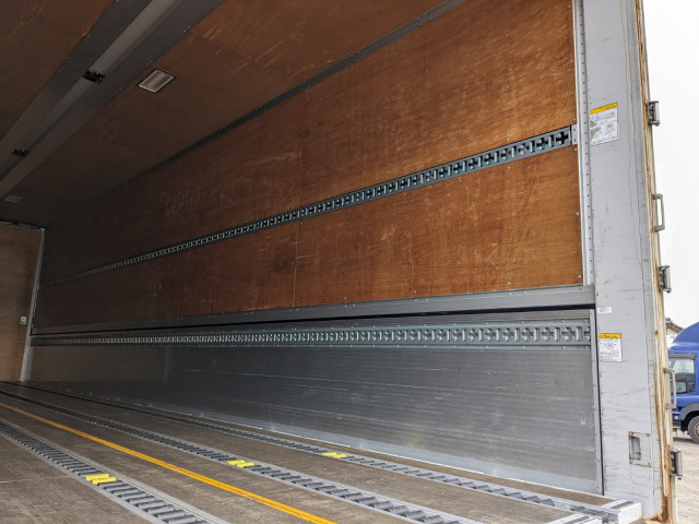 UDトラックス（日産） クオン 大型 ウィング 2PG-CG5CA(103710) 17枚目