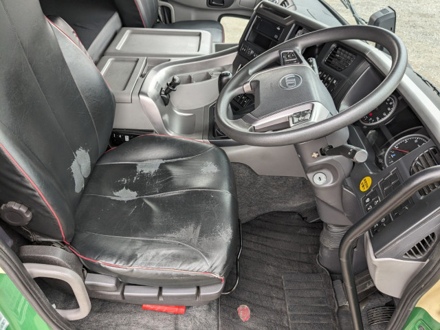 UDトラックス（日産） クオン 大型 ウィング 2PG-CG5CA(103710) 27枚目