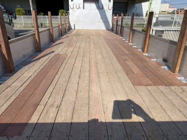 いすゞ ギガ 大型 平ボディ（クレーン付） QKG-CYZ77BM(103730) 9枚目