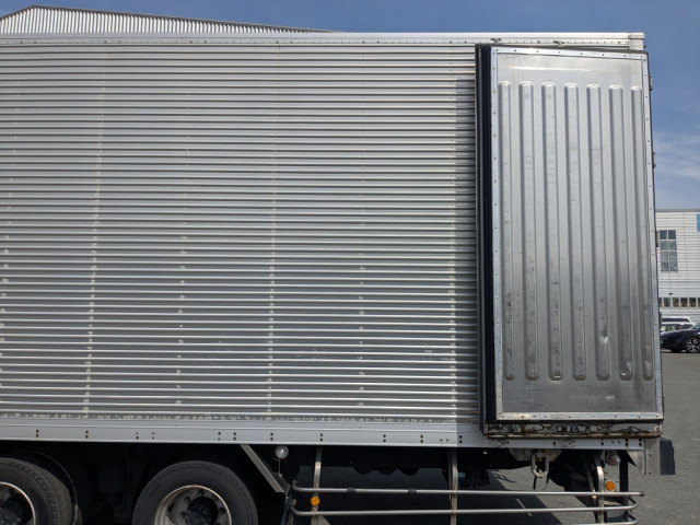 UDトラックス（日産） クオン 大型 冷蔵冷凍バン QKG-CG5ZA(103742) 10枚目