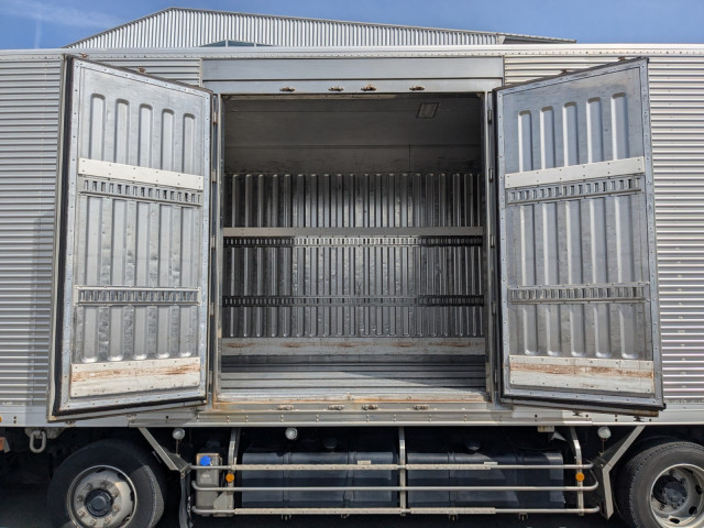 UDトラックス（日産） クオン 大型 冷蔵冷凍バン QKG-CG5ZA(103742) 17枚目