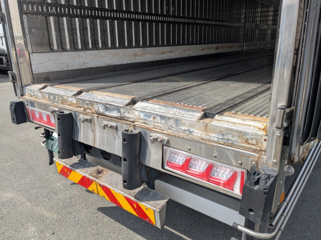 UDトラックス（日産） クオン 大型 冷蔵冷凍バン QKG-CG5ZA(103742) 23枚目