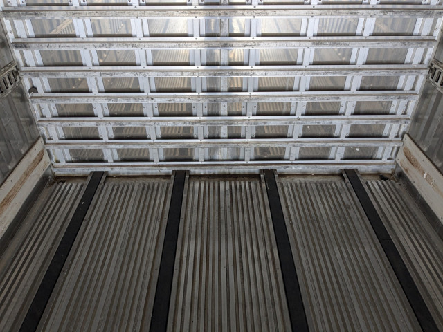 UDトラックス（日産） クオン 大型 冷蔵冷凍バン QKG-CG5ZA(103742) 27枚目