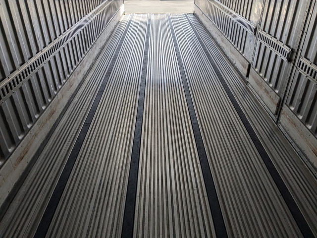 UDトラックス（日産） クオン 大型 冷蔵冷凍バン QKG-CG5ZA(103742) 29枚目