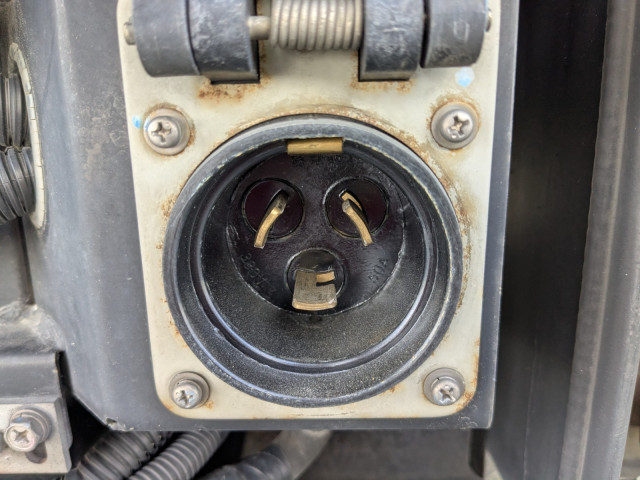 UDトラックス（日産） クオン 大型 冷蔵冷凍バン QKG-CG5ZA(103742) 34枚目