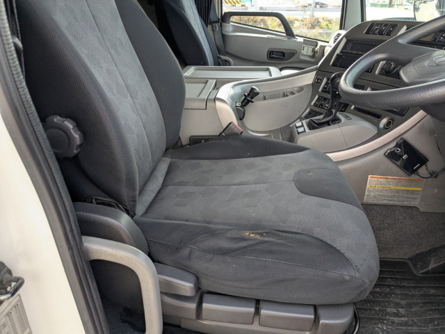 UDトラックス（日産） クオン 大型 冷蔵冷凍バン QKG-CG5ZA(103742) 38枚目