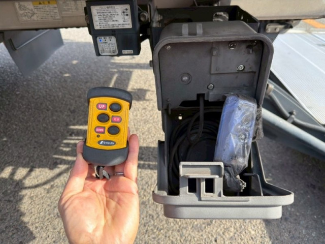 いすゞ フォワード 増トン 冷蔵冷凍バン 2RG-FSR90T2(103764) 9枚目