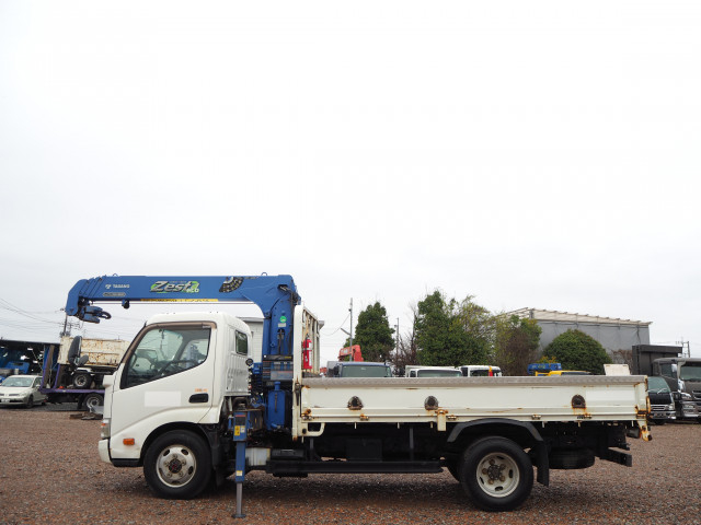 日野 デュトロ 小型 平ボディ（クレーン付） TKG-XZU695M(103885) 2枚目