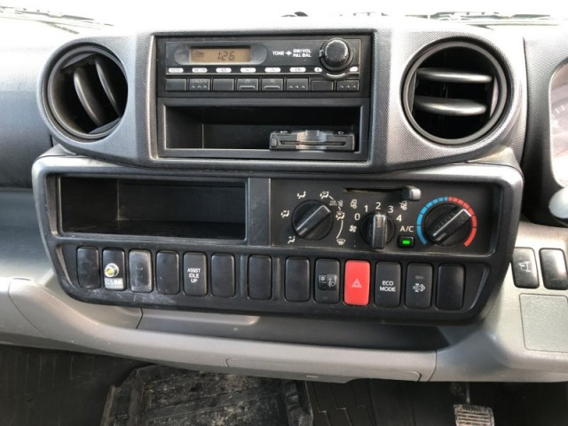 日野 デュトロ 小型 平ボディ（クレーン付） TKG-XZU650M(103999) 9枚目