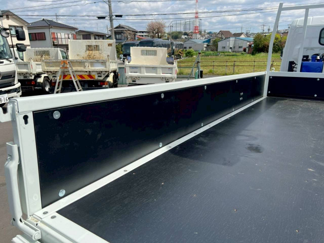 三菱ふそう キャンター 小型 平ボディ（クレーン付） 2PG-FEB90(104078) 10枚目