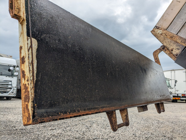 いすゞ ギガ 大型 土砂ダンプ QKG-CXZ77AT(104269) 9枚目