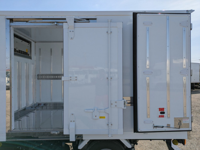 Mitsubishi Fuso canter Small Freezer box_body 2RG-FBAV0(105345) 19枚目