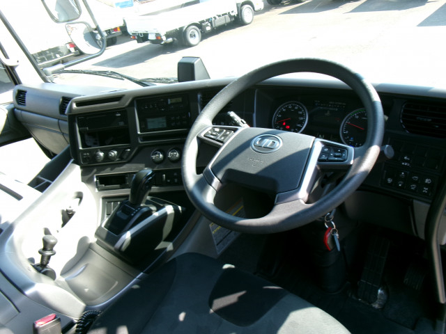 UDトラックス（日産） クオン 大型 冷蔵冷凍バン 2PG-CX5BA(105426) 9枚目