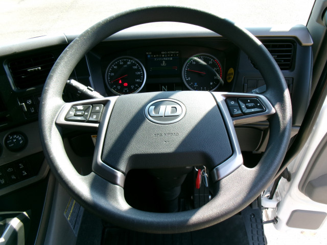 UDトラックス（日産） クオン 大型 冷蔵冷凍バン 2PG-CX5BA(105426) 10枚目