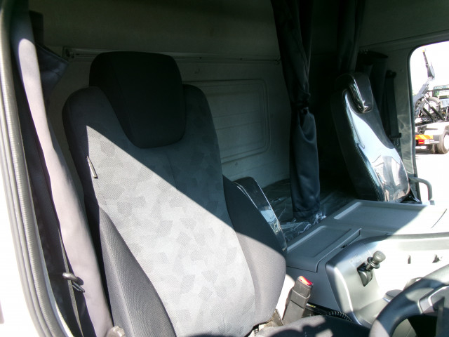 UDトラックス（日産） クオン 大型 冷蔵冷凍バン 2PG-CX5BA(105426) 17枚目