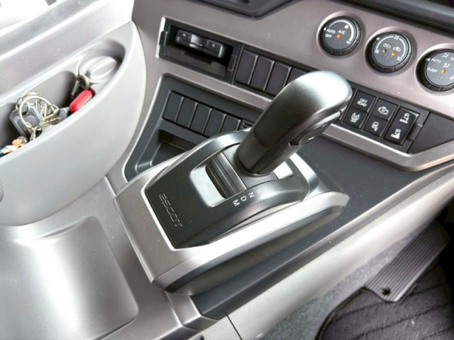 UDトラックス（日産） クオン 大型 ウィング 2PG-CG5CA(105672) 33枚目