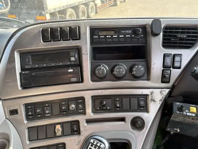 日産自動車 クオン 大型 土砂ダンプ QKG-CW5XL(106874) 13枚目