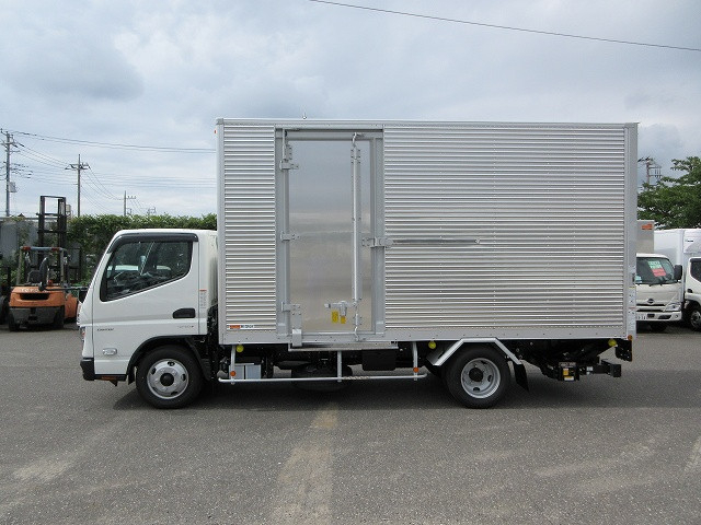 三菱ふそう キャンター 小型 バン 2RG-FEAV0(113784) 5枚目