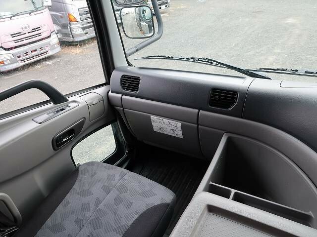 UDトラックス（日産） クオン 大型 ウィング QKG-CD5ZA(38807) 17枚目