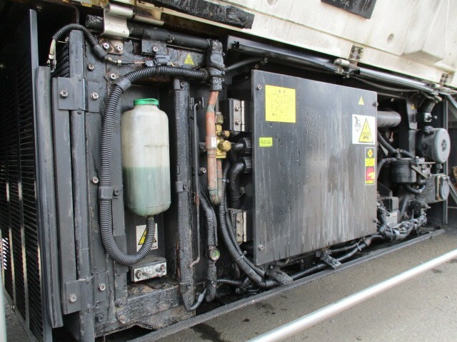 UDトラックス（日産） クオン 大型 冷蔵冷凍バン QKG-CD5ZA(9276) 26枚目