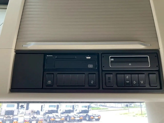 ボルボ 大型 トラクタ 2DG-KA2TEA1(106815) 41枚目