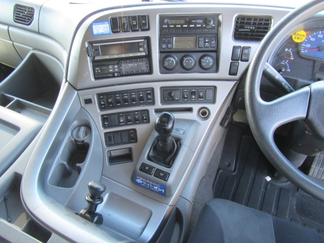 UDトラックス（日産） クオン 大型 冷蔵冷凍バン QKG-CD5ZA(4832) 41枚目