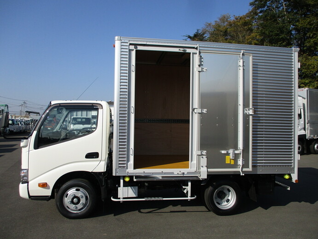 日野 デュトロ 小型 バン 2RG-XZU605M(9619) 2枚目