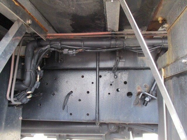 UDトラックス（日産） クオン 大型 冷蔵冷凍バン QKG-CD5ZA(9276) 10枚目