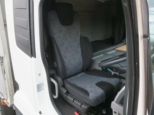 UDトラックス（日産） クオン 大型 ウィング LKG-CG5ZA(27446) 14枚目