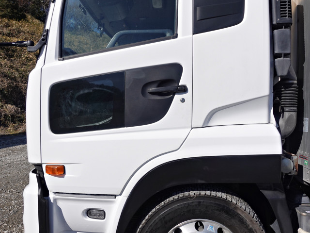 UDトラックス（日産） クオン 大型 冷蔵冷凍バン QKG-CX5YA(100882) 12枚目