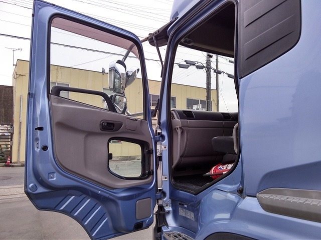 UDトラックス（日産） クオン 大型 ウィング QKG-CD5ZA(8952) 10枚目