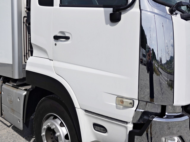 UDトラックス（日産） クオン 大型 冷蔵冷凍バン 2PG-CD5BA(105765) 6枚目