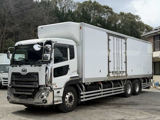 UDトラックス（日産） クオン 大型 冷蔵冷凍バン 2PG-CD5CA(105369) 1枚目