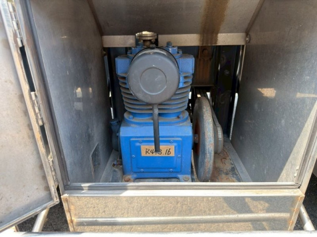 UDトラックス（日産） クオン 大型 タンクローリー LGK-CD5YL(112391) 8枚目