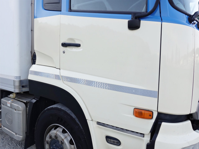 UDトラックス（日産） クオン 大型 冷蔵冷凍バン QKG-CD5ZA(99601) 8枚目
