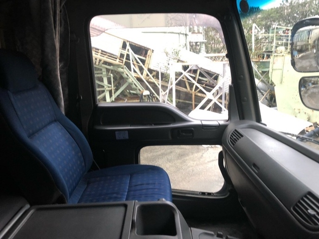 いすゞ ギガ 大型 タンクローリー PDG-CYY77V8(5595) 31枚目