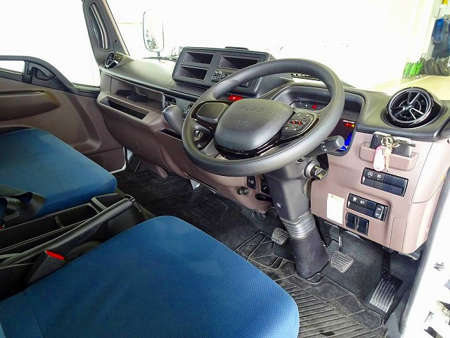 Mitsubishi Fuso canter Small Flat body 2PG-FEBS0(105623) 5枚目